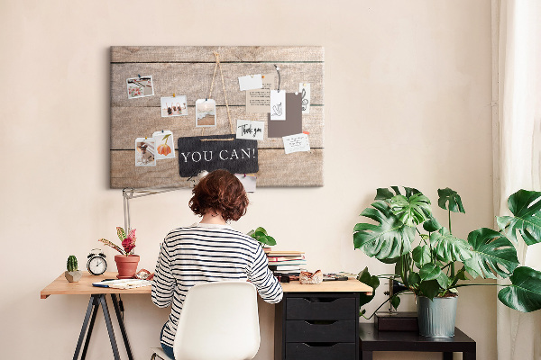 Kurk prikbord met een motiverend motief op een houten achtergrond