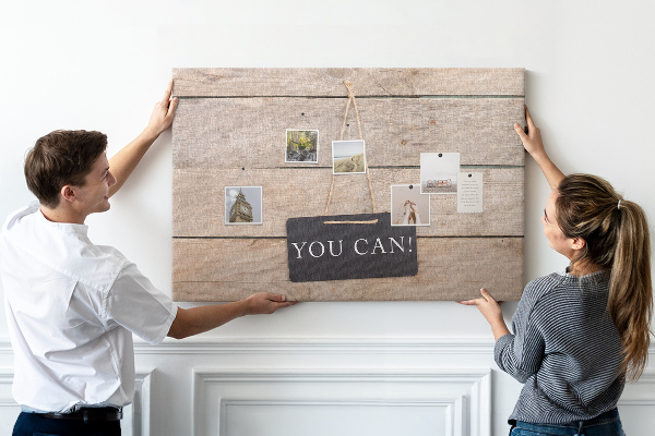 Kurk prikbord met een motiverend motief op een houten achtergrond