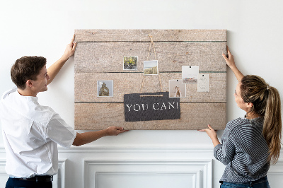Kurk prikbord met een motiverend motief op een houten achtergrond