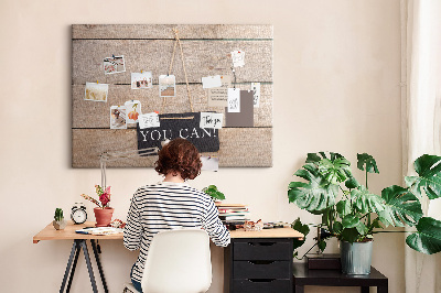 Kurk prikbord met een motiverend motief op een houten achtergrond