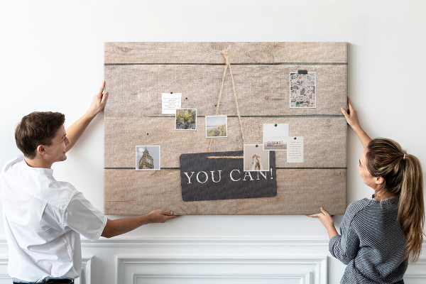 Kurk prikbord met een motiverend motief op een houten achtergrond