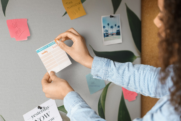 Prikbord met een delicate en minimalistische bladerenprint
