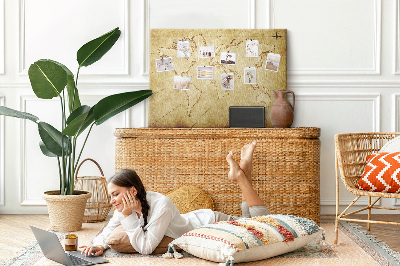 Prikbord met een oude wereldkaart met continenten