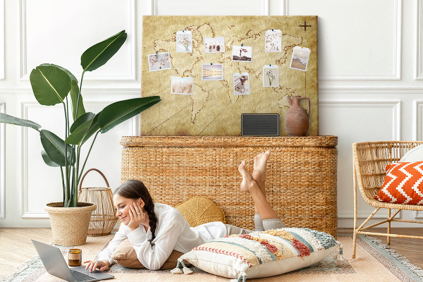 Prikbord met een oude wereldkaart met continenten
