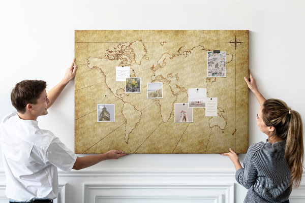 Prikbord met een oude wereldkaart met continenten