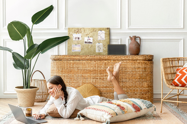 Prikbord met een oude wereldkaart met continenten