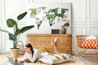 Kurkbord met een groene wereldkaart inclusief vegetatie