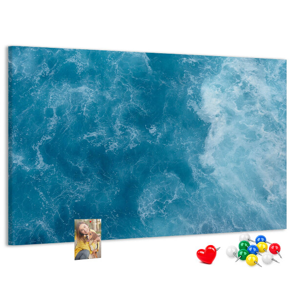 Prikbord met een motief van diepblauwe zeegolven en schuim