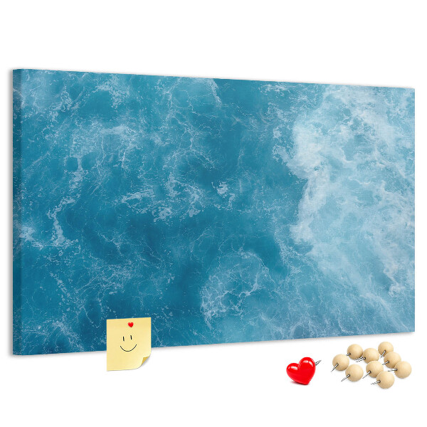 Prikbord met een motief van diepblauwe zeegolven en schuim