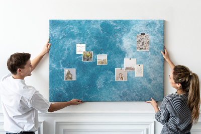 Prikbord met een motief van diepblauwe zeegolven en schuim