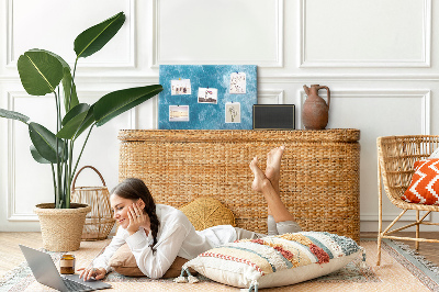 Prikbord met een motief van diepblauwe zeegolven en schuim