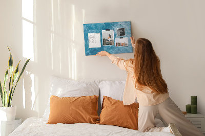 Prikbord met een motief van diepblauwe zeegolven en schuim