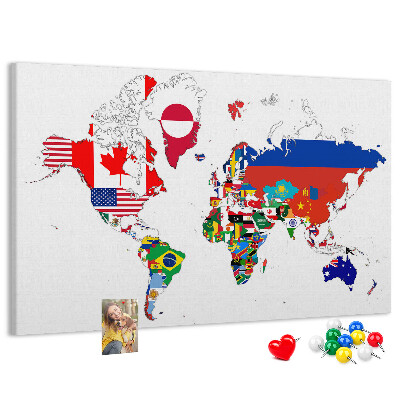 Kurkbord wereldkaart met landvlaggen