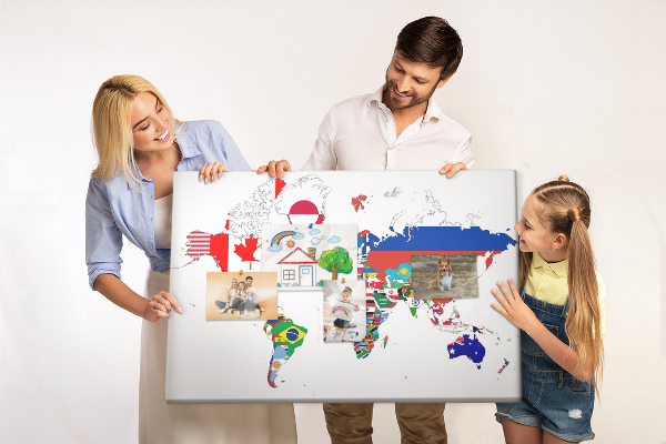 Kurkbord wereldkaart met landvlaggen