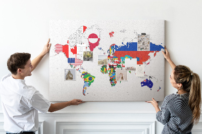 Kurkbord wereldkaart met landvlaggen