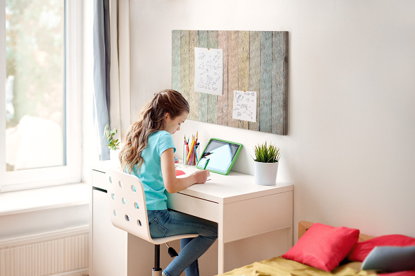 Kurkbord met pastelkleurige platen in een rustieke stijl