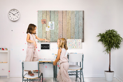 Kurkbord met pastelkleurige platen in een rustieke stijl