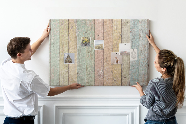 Kurkbord met pastelkleurige platen in een rustieke stijl