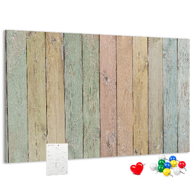Kurkbord met pastelkleurige platen in een rustieke stijl