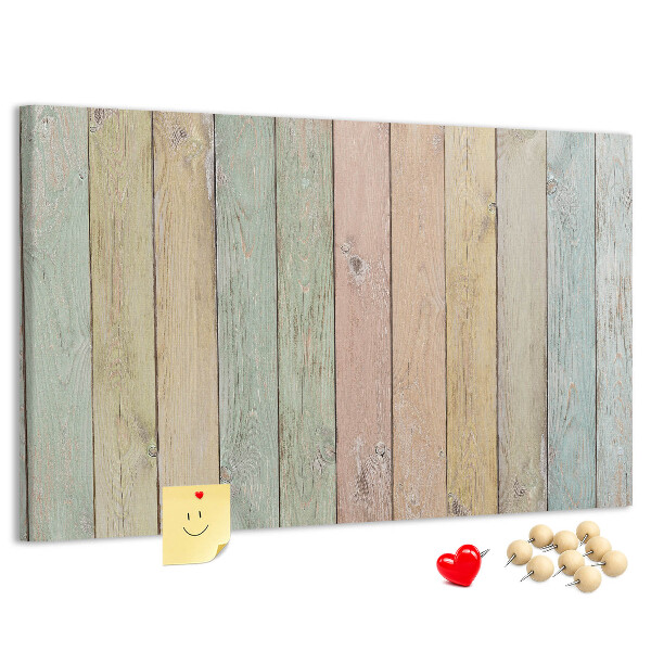 Kurkbord met pastelkleurige platen in een rustieke stijl