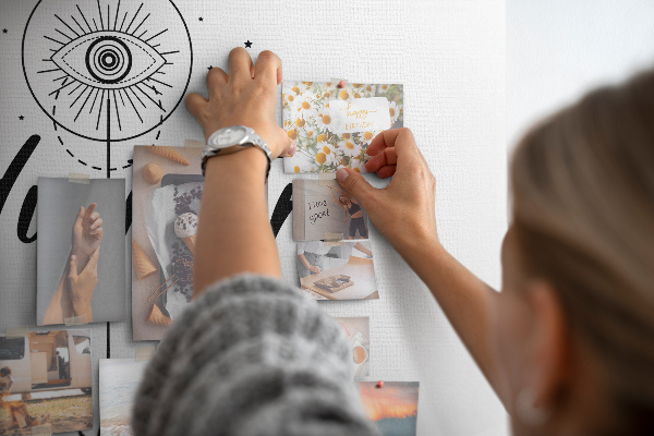 Kurkbord het avontuur van het oog- en pijlsymbool