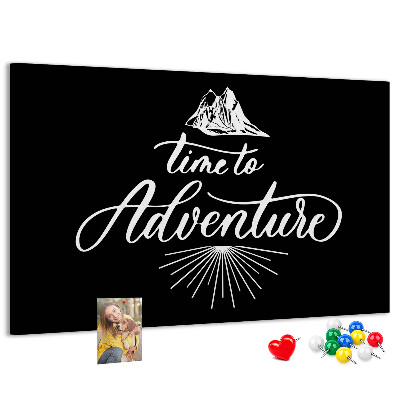 Kurken prikbord met een afbeelding van een avontuur in de bergen