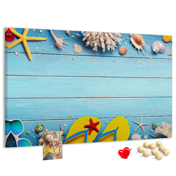 Prikbord zomerherinneringen aan het strand met schelpen