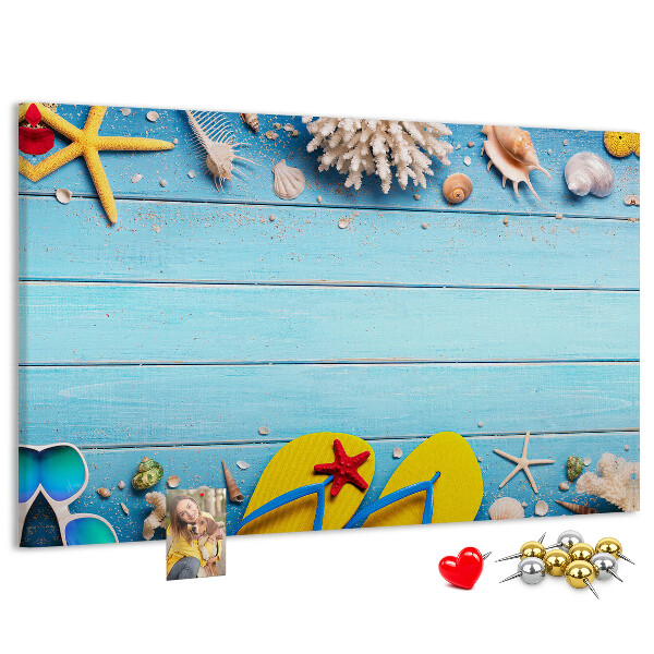 Prikbord zomerherinneringen aan het strand met schelpen