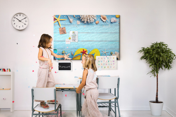 Prikbord zomerherinneringen aan het strand met schelpen