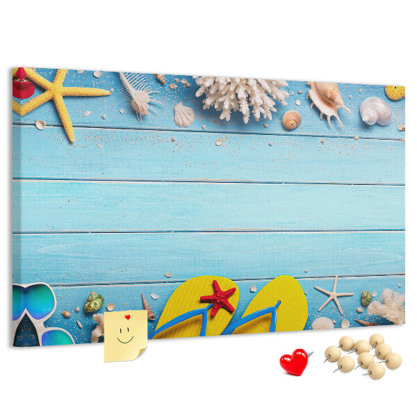 Prikbord zomerherinneringen aan het strand met schelpen