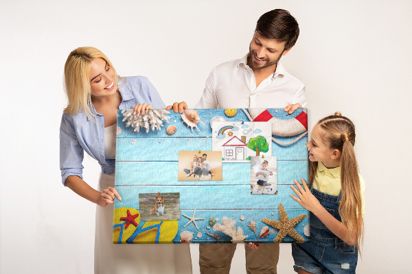 Kurkbord met zomerse strandstijl voorzien van schelpen en zand