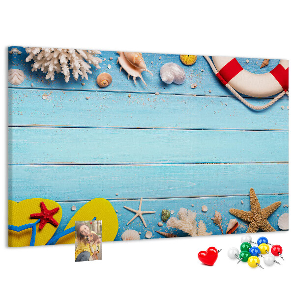 Kurkbord met zomerse strandstijl voorzien van schelpen en zand