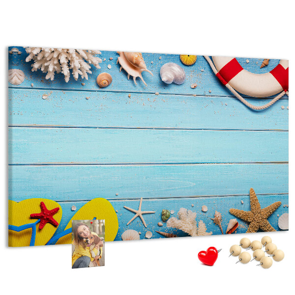 Kurkbord met zomerse strandstijl voorzien van schelpen en zand