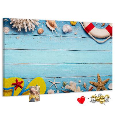 Kurkbord met zomerse strandstijl voorzien van schelpen en zand