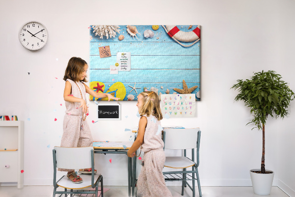 Kurkbord met zomerse strandstijl voorzien van schelpen en zand