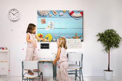 Kurkbord met zomerse strandstijl voorzien van schelpen en zand