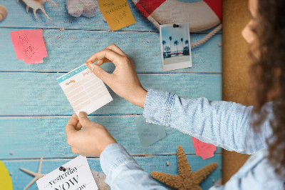 Kurkbord met zomerse strandstijl voorzien van schelpen en zand