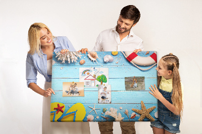 Kurkbord met zomerse strandstijl voorzien van schelpen en zand
