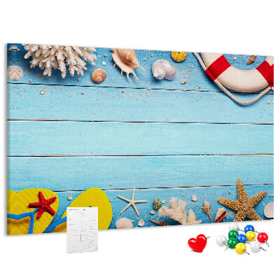 Kurkbord met zomerse strandstijl voorzien van schelpen en zand