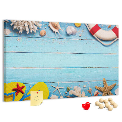 Kurkbord met zomerse strandstijl voorzien van schelpen en zand