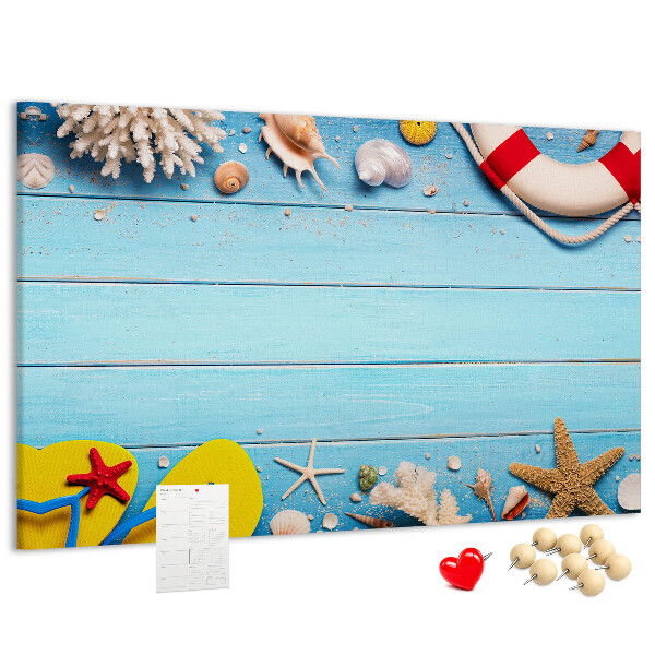 Kurkbord met zomerse strandstijl voorzien van schelpen en zand