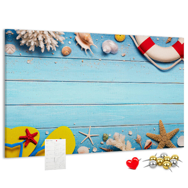 Kurkbord met zomerse strandstijl voorzien van schelpen en zand