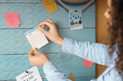 Kurkbord met zomerse strandstijl voorzien van schelpen en zand