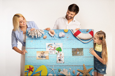 Kurkbord met zomerse strandstijl voorzien van schelpen en zand