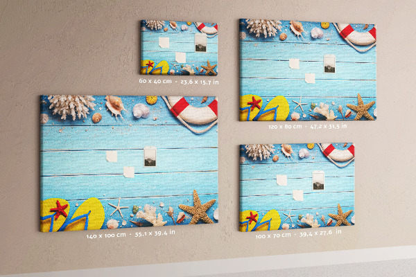 Kurkbord met zomerse strandstijl voorzien van schelpen en zand