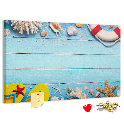 Kurkbord met zomerse strandstijl voorzien van schelpen en zand