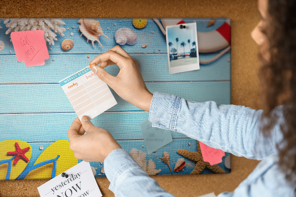 Kurkbord met zomerse strandstijl voorzien van schelpen en zand