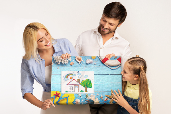 Kurkbord met zomerse strandstijl voorzien van schelpen en zand
