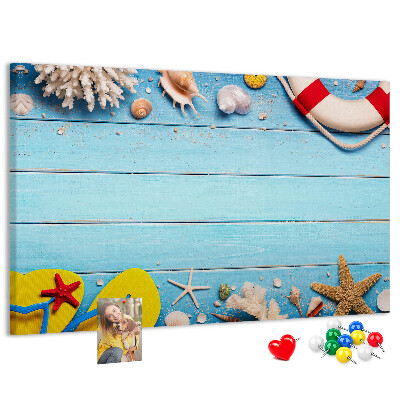 Kurkbord met zomerse strandstijl voorzien van schelpen en zand