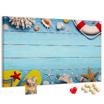 Kurkbord met zomerse strandstijl voorzien van schelpen en zand
